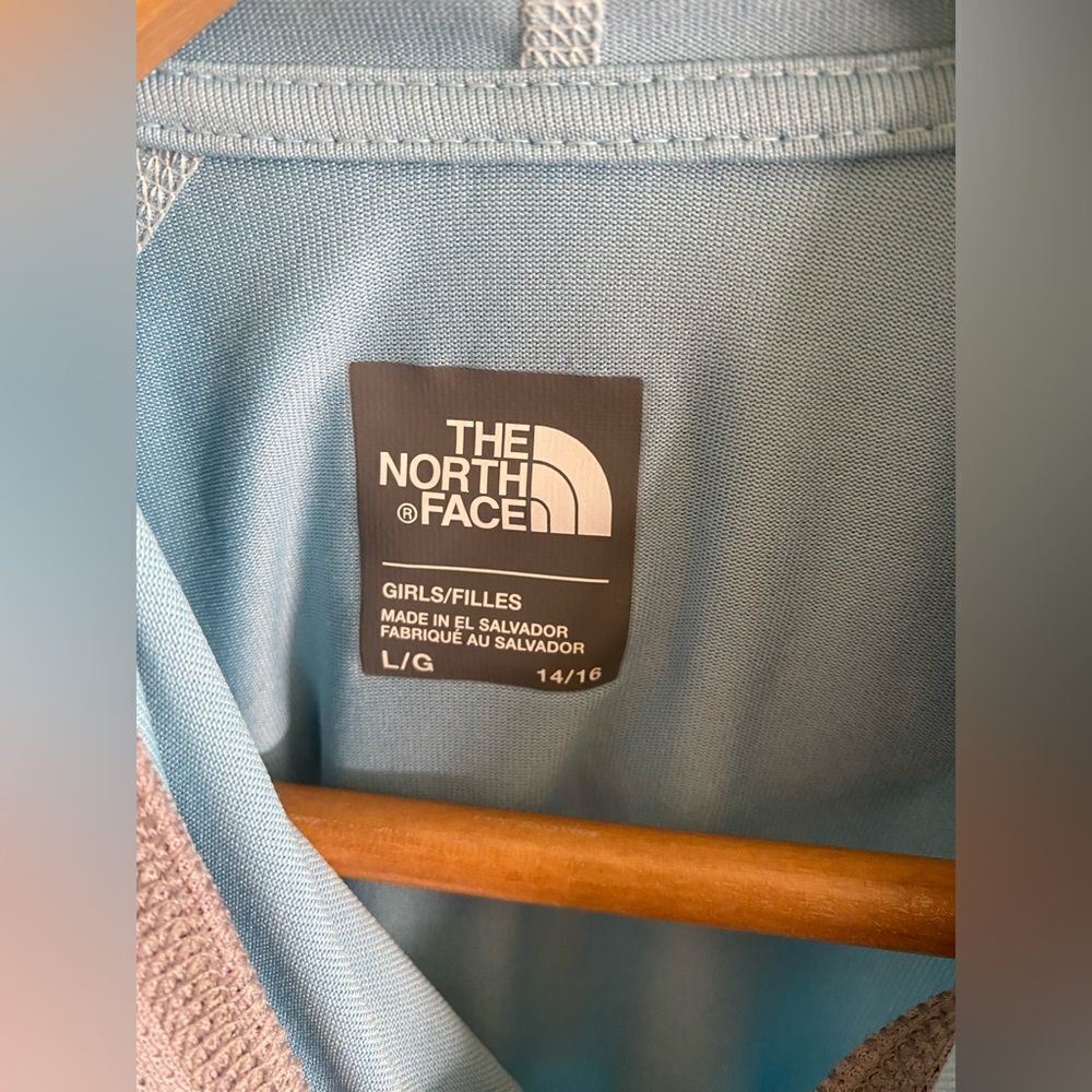 Light weight north face shirt pullover‎ - Picture 3 of 6